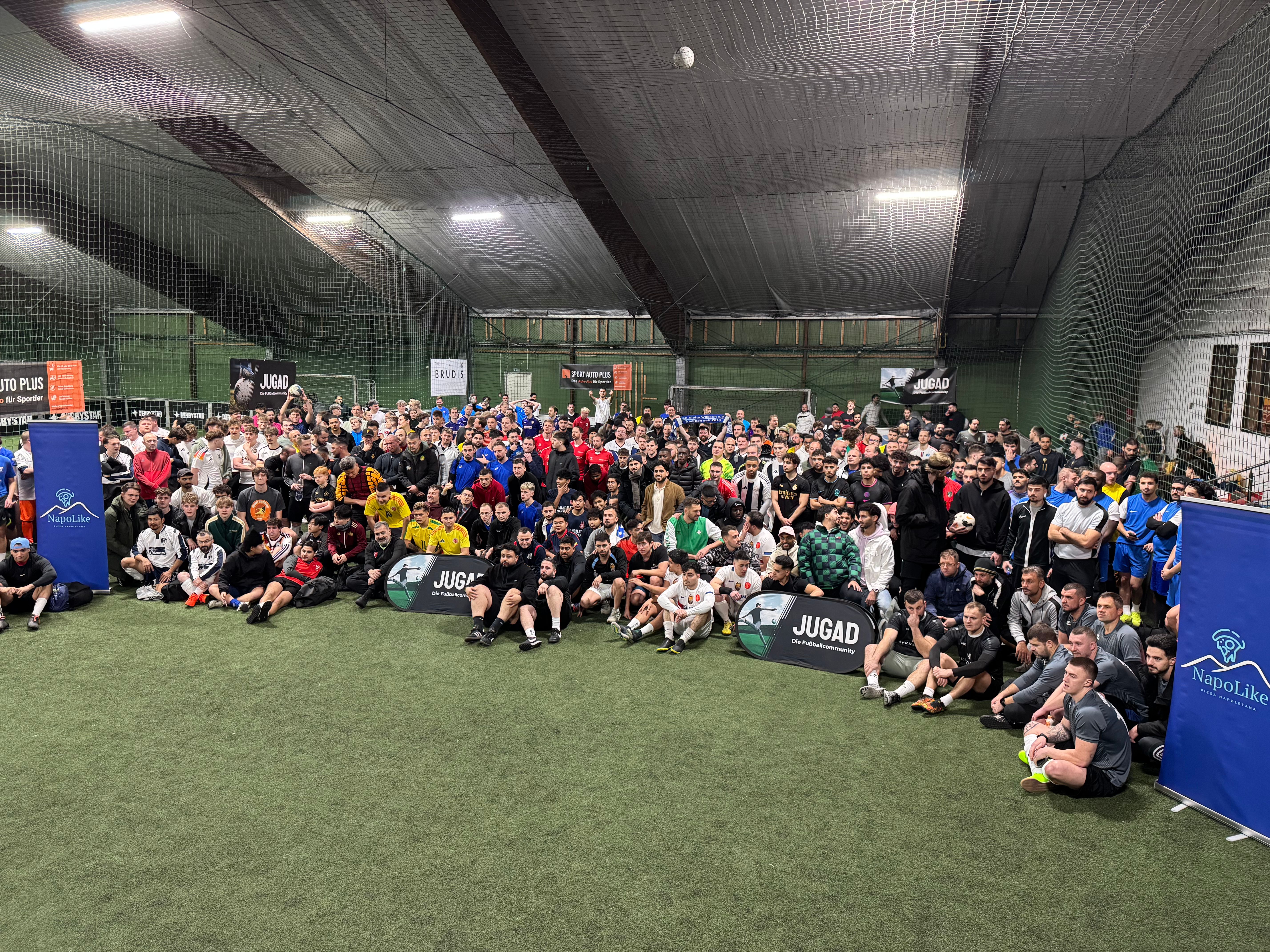 Große Gruppe von Spielerinnen und Spielern beim JUGAD-Turnier in der SoccerWorld Köln